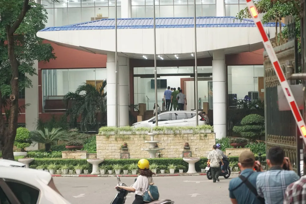 Công an cùng kiểm sát viên đang đi vào khu vực cổng của Bộ Y tế. Ảnh: PHI HÙNG