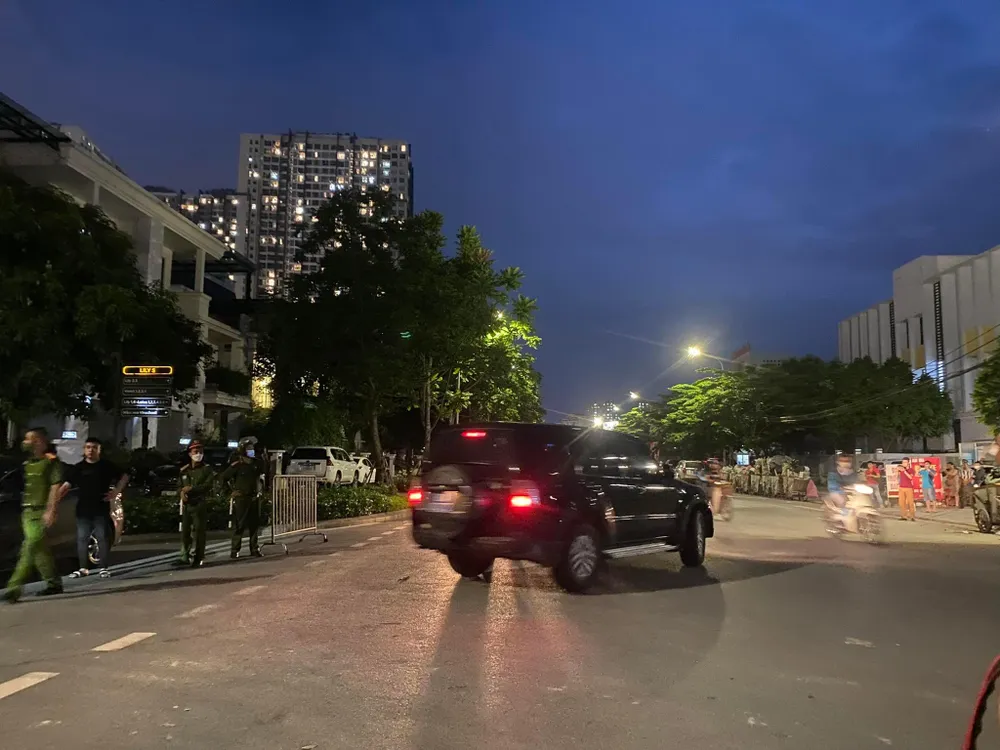 Xe biển xanh rời khu vực nhà ông Chu Ngọc Anh lúc 19 giờ. Ảnh: NHƯ LOAN