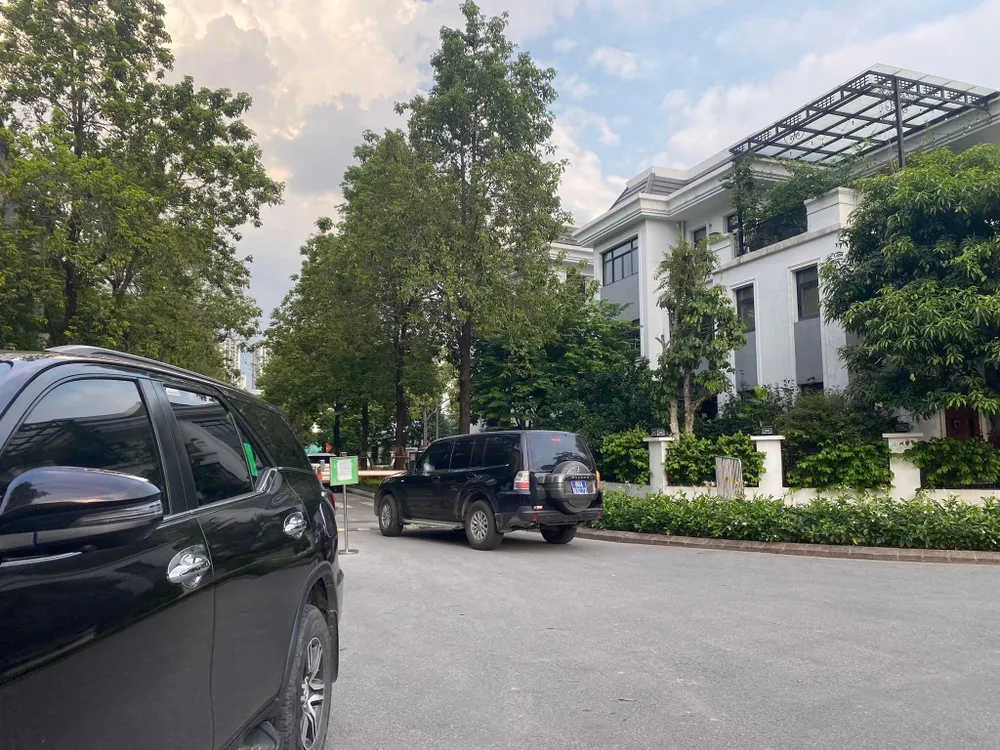 Xe biển xanh xuất hiện tại khu vực vào nhà ông Chu Ngọc Anh, cựu Chủ tịch UBND TP Hà Nội chiều ngày 7-6. Ảnh: NHƯ LOAN Nhiều người dân tò mò đứng lại xem diễn tiến vụ việc ở khu vực đi vào nhà ông Chu Ngọc Anh: Ảnh: NHƯ LOAN