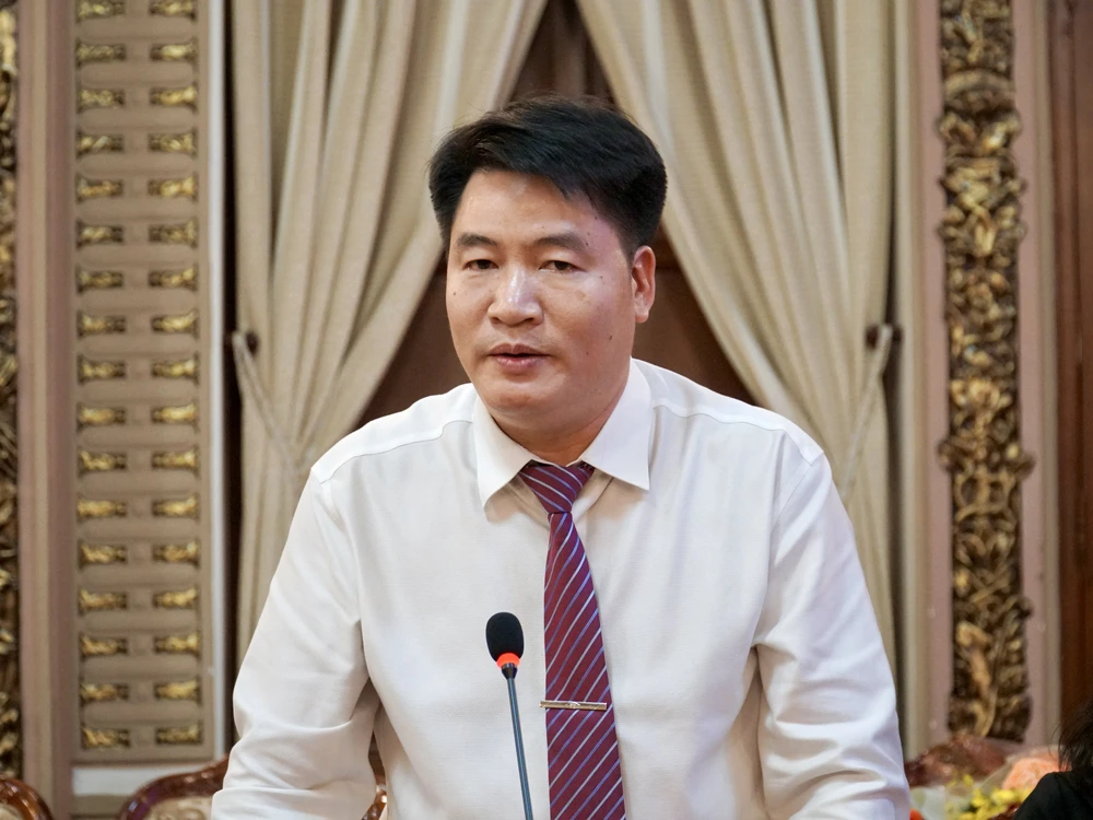 Tân Phó Tổng biên tập Báo Pháp Luật TP.HCM Đinh Đức Thọ đại diện phát biểu cảm ơn lãnh đạo UBND TP và Ban biên tập đã tin tưởng giao nhiệm vụ mới. Ảnh: BẢO PHƯƠNG Tân Phó Tổng biên tập Báo Pháp Luật TP.HCM Đinh Đức Thọ đại diện phát biểu cảm ơn lãnh đạo UBND TP và Ban biên tập đã tin tưởng giao nhiệm vụ mới. Ảnh: BẢO PHƯƠNG