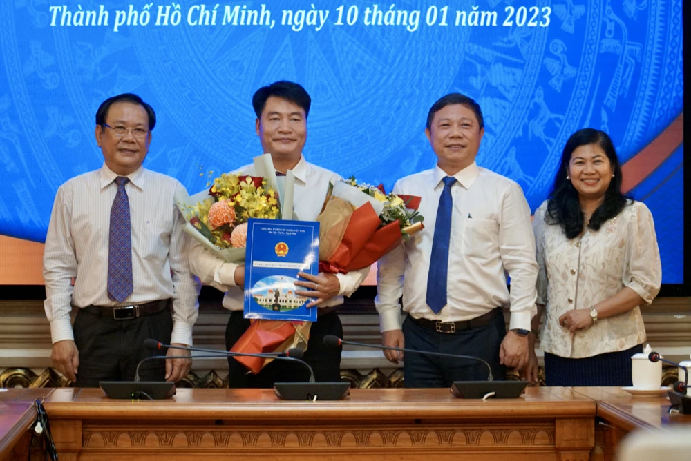 Phó chủ tịch UBND TP.HCM Dương Anh Đức trao quyết định bổ nhiệm Phó Tổng biên tập cho ông Đinh Đức Thọ. Ảnh: BẢO PHƯƠNG Phó chủ tịch UBND TP.HCM Dương Anh Đức trao quyết định bổ nhiệm Phó Tổng biên tập cho ông Đinh Đức Thọ. Ảnh: BẢO PHƯƠNG