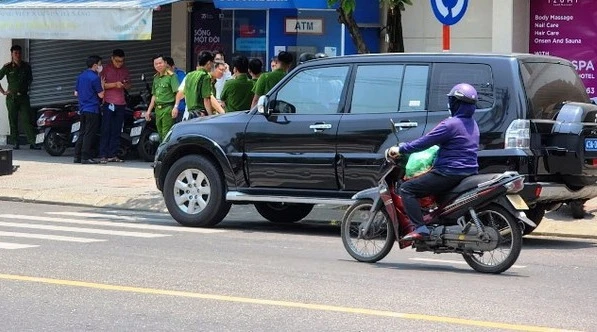 Lực lượng chức năng điều tra vụ việc. Ảnh: HẢI HIẾU