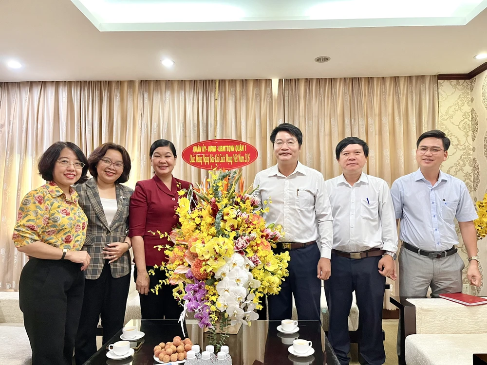 Đoàn lãnh đạo quận 1 chụp ảnh lưu niệm với đại diện Ban biên tập, Tòa soạn, báo Pháp Luật TP.HCM. Ảnh: ĐỨC HIỀN