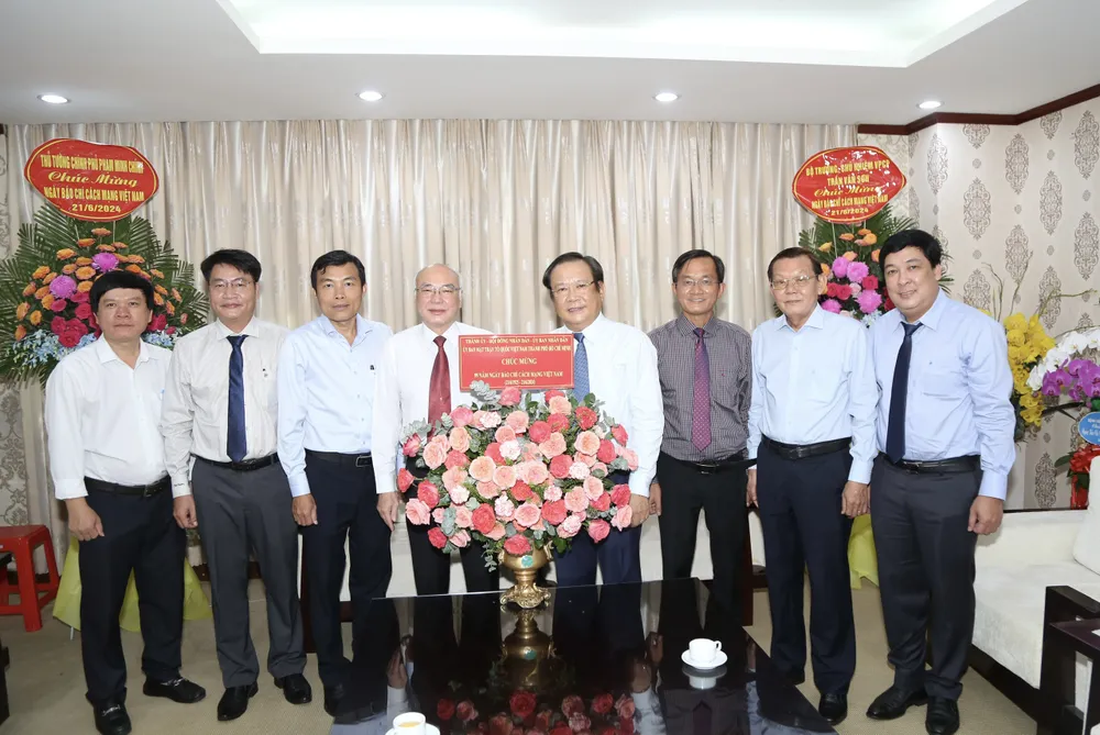 Ông Phan Nguyễn Như Khuê, Ủy viên Ban Thường vụ Thành ủy, Trưởng Ban Tuyên giáo Thành ủy TP.HCM dẫn đầu Đoàn đại biểu Thành ủy - HĐND - UBND - Ủy ban MTTQ Việt Nam TP.HCM đến thăm và chúc mừng báo Pháp Luật TP.HCM. Ảnh: HOÀNG GIANG 99 năm Ngày Báo chí Cách mạng Việt Nam: Báo chí đóng góp thiết thực vào sự phát triển của TP.HCM
