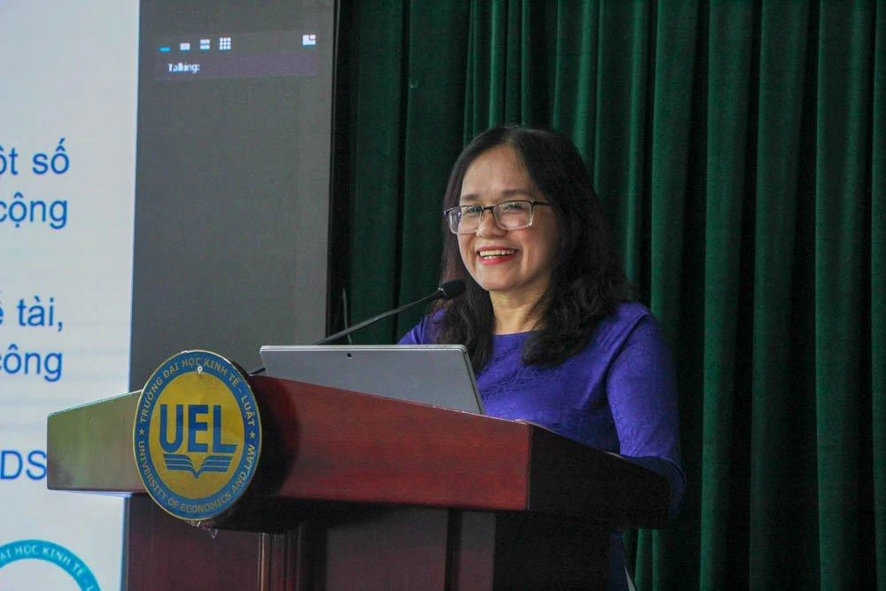 TS Thái Thị Tuyết Dung nêu sáu đề xuất tại hội thảo. Ảnh: MINH CHUNG