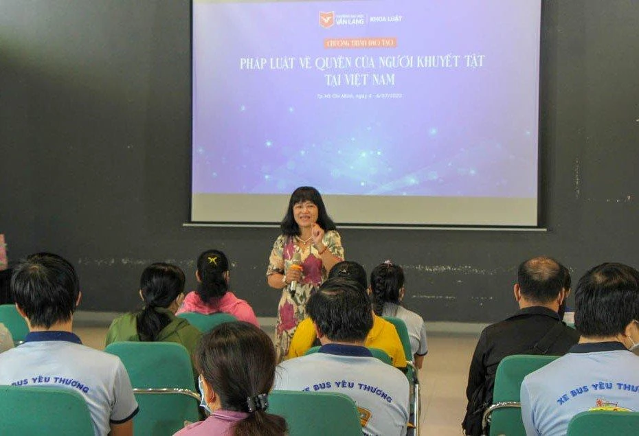 ThS-LS Nguyễn Thị Kim Quyên trao đổi với người tham dự chương trình tại trường Đại học Văn Lang. Ảnh: DƯƠNG HOÀNG