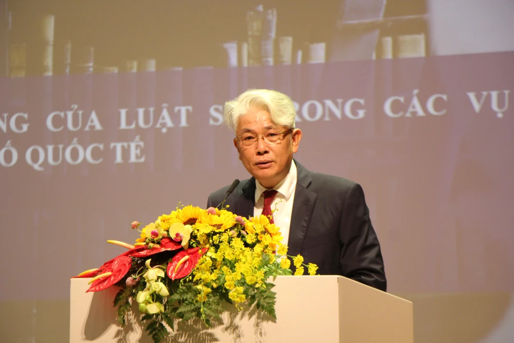 Tiến sĩ – luật sư Lưu Tiến Dũng, Trọng tài viên Trung tâm Trọng tài Quốc tế Việt Nam, Phó Chủ tịch Liên đoàn Luật sư Việt Nam trình bày tham luận: “Kỹ năng tranh tụng của luật sư trong các vụ tranh chấp có yếu tố quốc tế”.