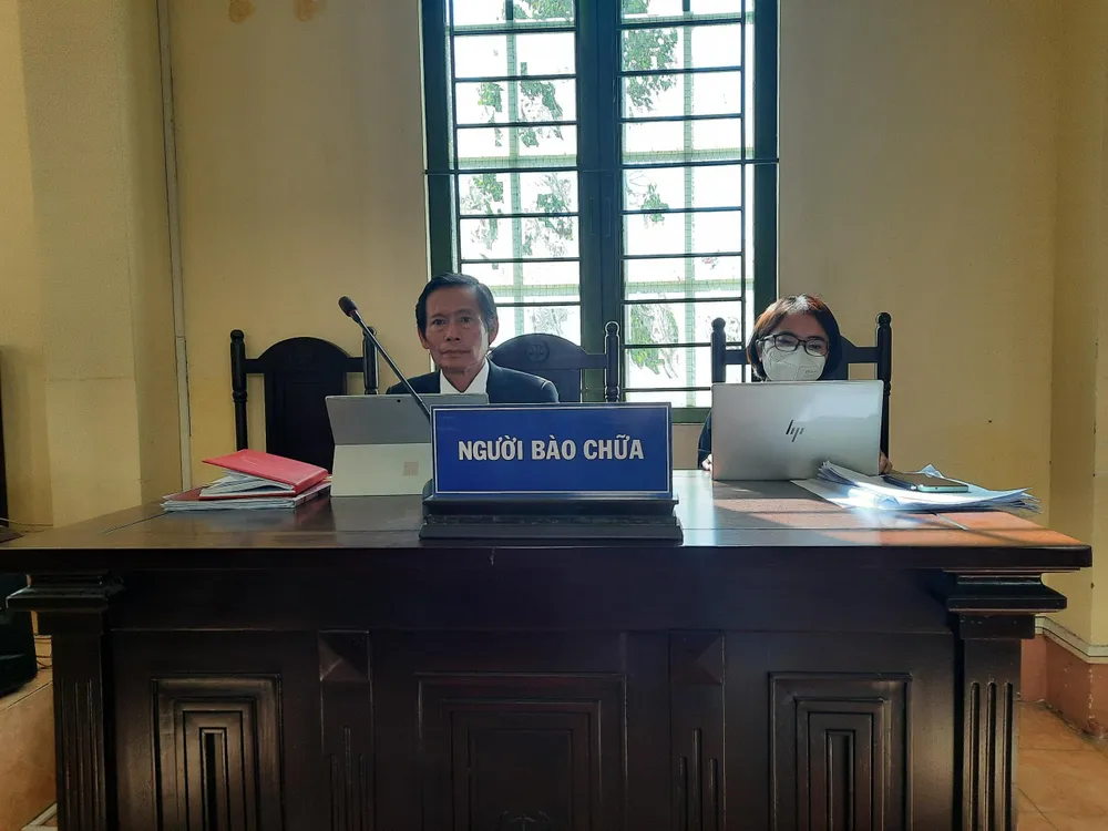 Luật sư bào chữa cho các bị cáo cho rằng nếu chuyển sang xử kín thì cần phải thông báo theo đúng quy định. Ảnh: MINH CHUNG