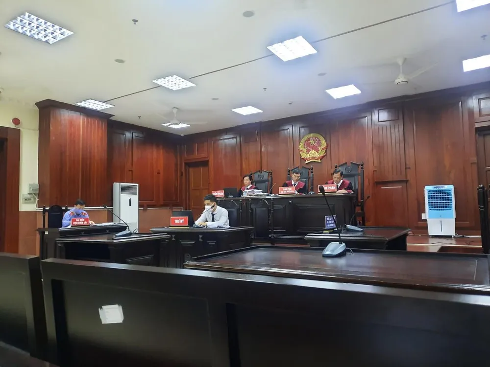 HĐXX và vị đại diện VKS tại phiên tòa chiều nay (8-11). Ảnh: MINH CHUNG