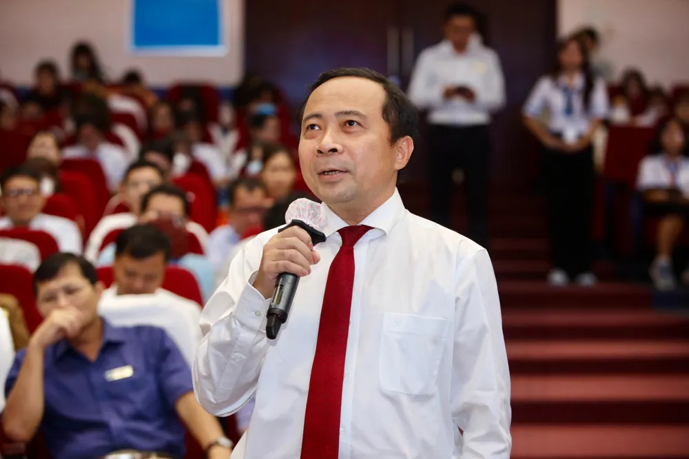 PGS.TS Vũ Hải Quân, Giám đốc ĐH Quốc gia TP.HCM đặt câu hỏi với Chánh án TAND Tối cao. Ảnh: NGUYỆT NHI