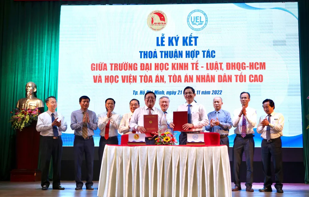 Lễ kí kết thỏa thuận hợp tác giữa Trường ĐH Kinh tế - Luật và Học viện Tòa án. Ảnh: NGUYỆT NHI