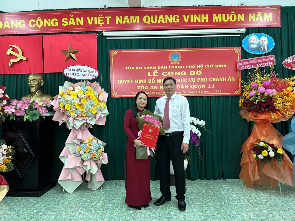 Phó Chánh án TAND TP.HCM Phùng Văn Hải trao quyết định bổ nhiệm và giao nhiệm vụ cho tân phó chánh án TAND Quận 11 Trần Thị Ánh Loan. Ảnh: CTV Phó Chánh án TAND TP.HCM Phùng Văn Hải trao quyết định bổ nhiệm và giao nhiệm vụ cho tân phó chánh án TAND Quận 11 Trần Thị Ánh Loan. Ảnh: CTV