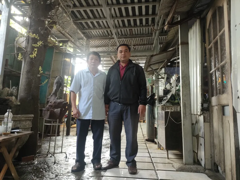 Ông Lê Văn Dư (bên trái) cho biết mình và gia đình rất vui vì vụ án đã chính thức khép lại. Ảnh: MC