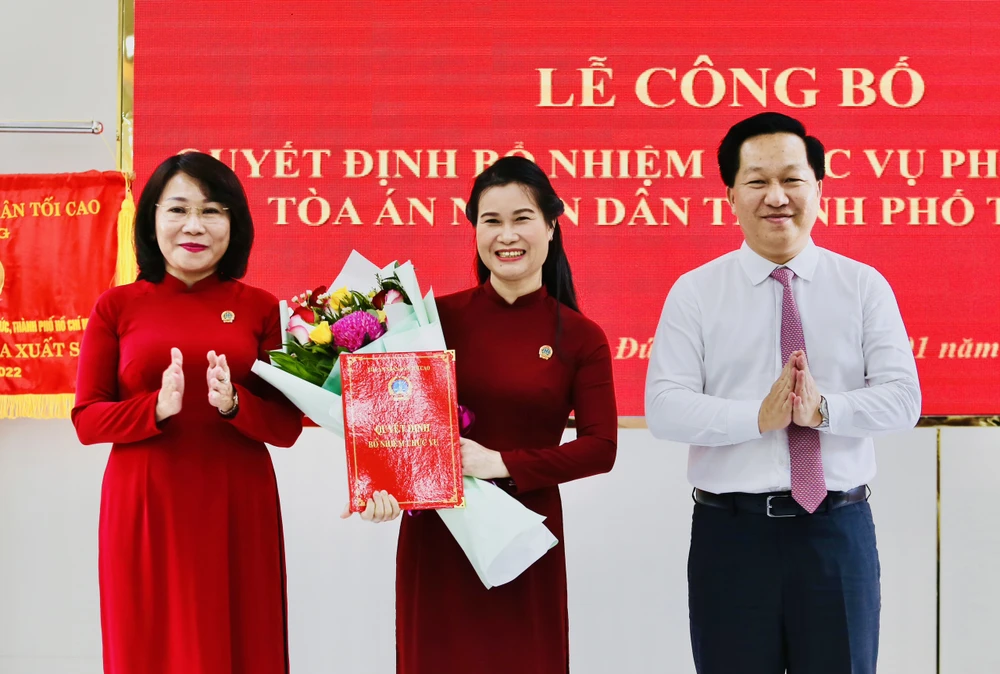 Ông Hoàng Tùng, Phó Bí thư Thành ủy, Chủ tịch UBND TP Thủ Đức và Phó Chánh án TAND TP.HCM Phạm Thị Thu Hà trao hoa và quyết định bổ nhiệm chức vụ Phó Chánh án TAND TP Thủ Đức cho bà Cao Thị Hiền Lũy. Ảnh: HOÀNG GIANG