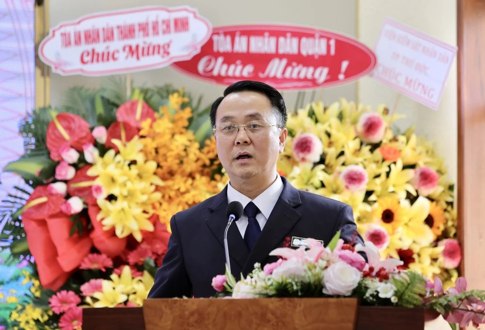 Thẩm phán Nguyễn Thành Vinh – Chánh án TAND TP Thủ Đức phát biểu tại hội nghị. Ảnh: HOÀNG GIANG