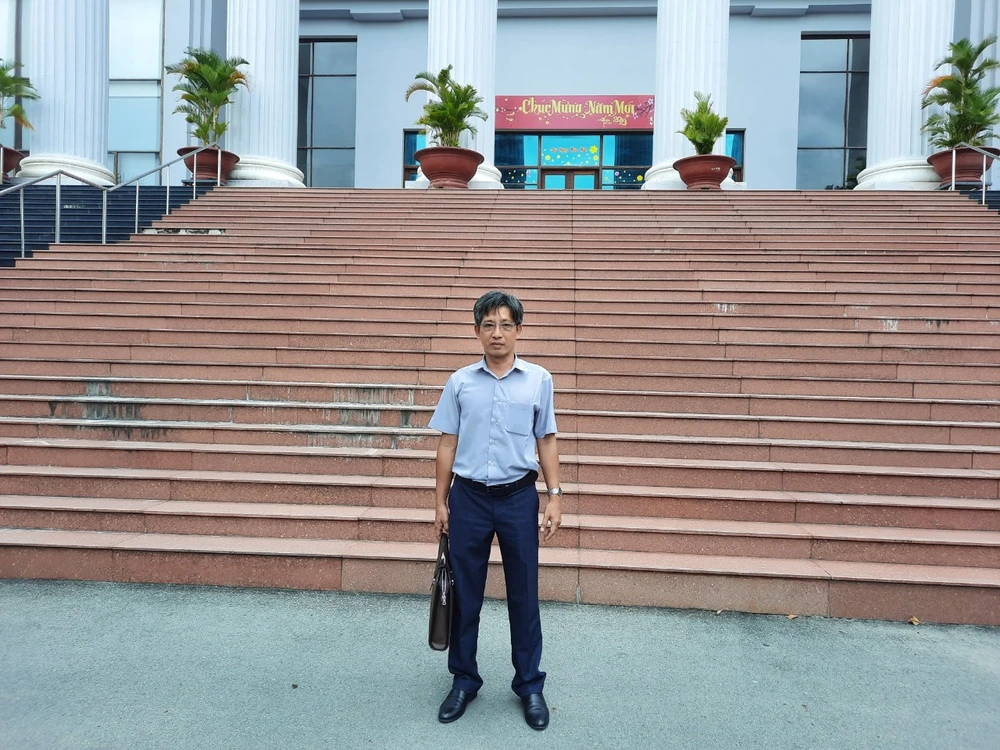 Ông Châu Lê Anh Hào sau phiên tòa phúc thẩm bị hoãn vào ngày 9-1. Ảnh: HOA THI