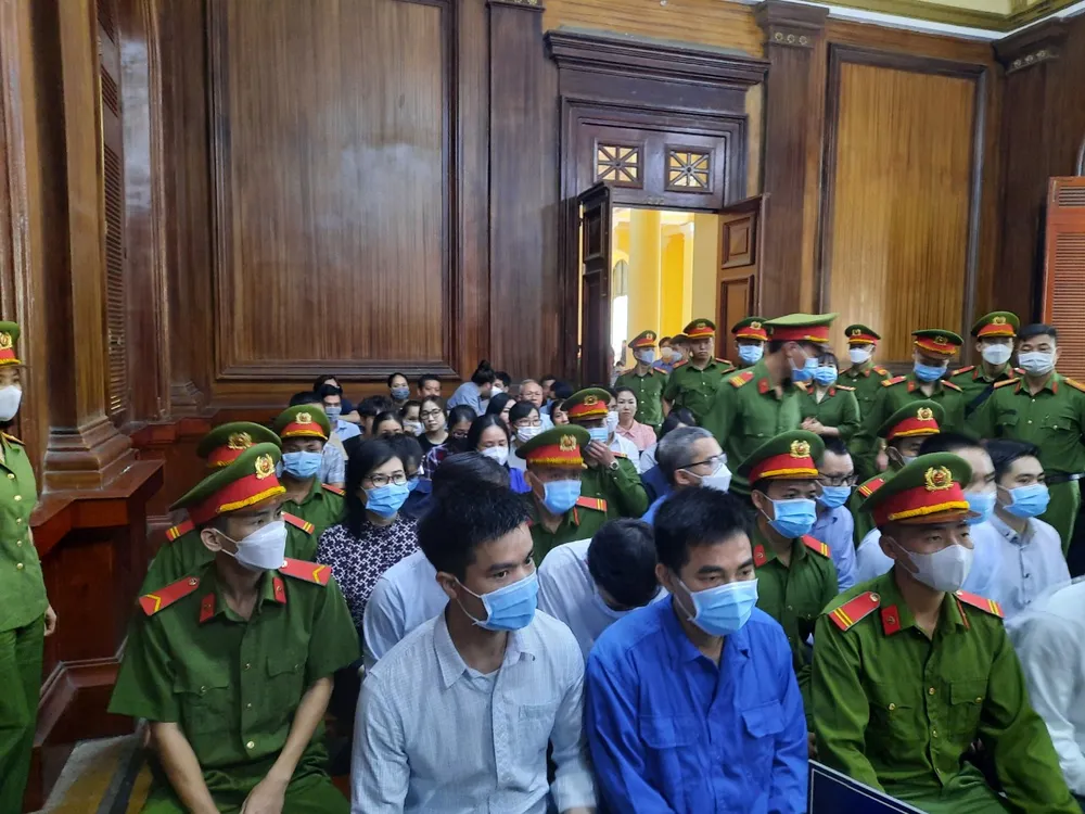 Bị cáo Nga (ngồi hàng thứ 3, thứ 2 từ trái sang) tại phiên tòa sáng nay (13-2). Ảnh: MC