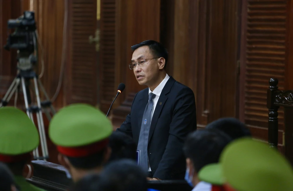 Luật sư bào chữa cho bị cáo Bùi Thị Lệ Phi. Ảnh: HOÀNG GIANG