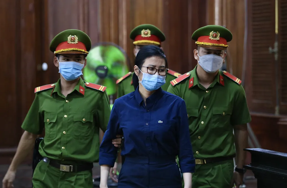 Bị cáo Hoàng Thị Thúy Nga trong phiên tòa xét xử vụ vi phạm quy định đấu thầu xảy ra tại Sở Y tế TP Cần Thơ mới đây. Ảnh: HOÀNG GIANG