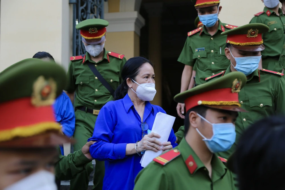 Bị cáo Phi xin lỗi đến Đảng bộ TP Cần Thơ, ngành y tế Cần Thơ... khi nói lời sau cùng. Ảnh: HOÀNG GIANG.