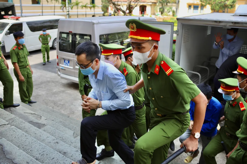 An ninh của buổi tuyên án được thắt chặt.