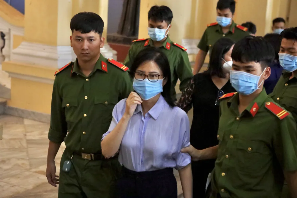 Bị cáo Hoàng Thị Thúy Nga bên trong tòa chiều nay (17-2)