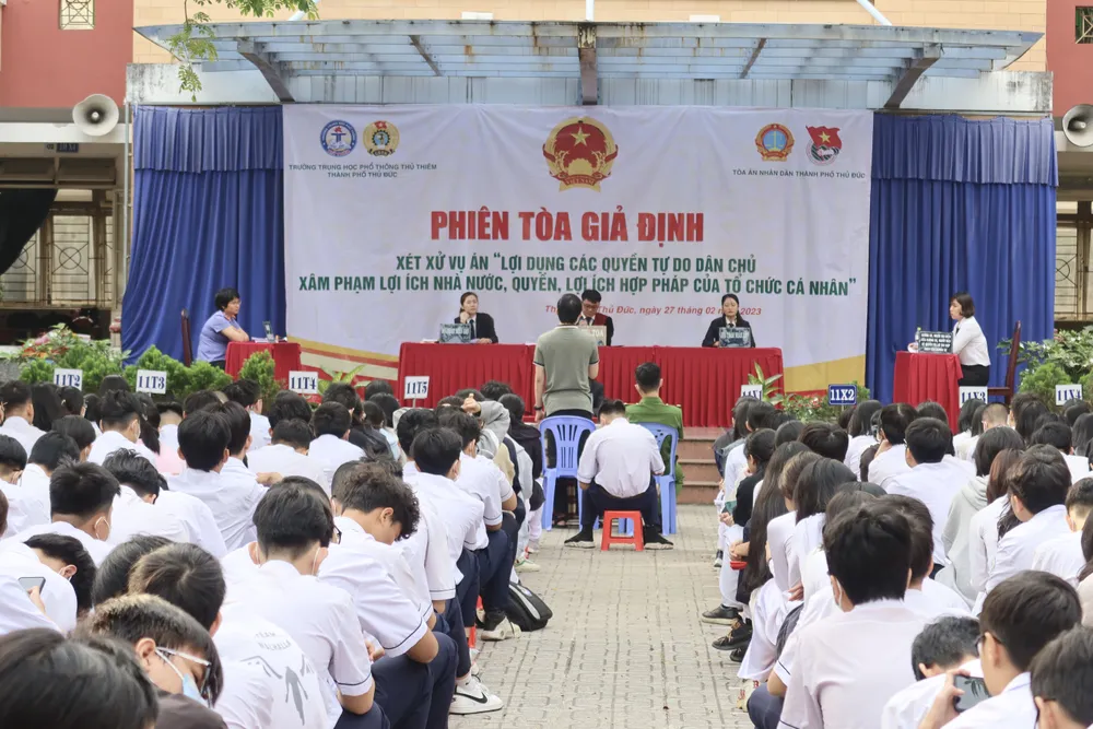 Phiên tòa diễn ra với sự tham gia đông đảo của các bạn học sinh. Ảnh: TRẦN MINH Phiên tòa diễn ra với sự tham gia đông đảo của các bạn học sinh. Ảnh: TRẦN MINH