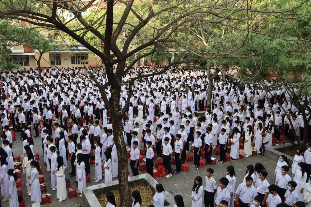 Các học sinh đứng nghe tuyên án. Ảnh: TRẦN MINH Các học sinh đứng nghe tuyên án. Ảnh: TRẦN MINH