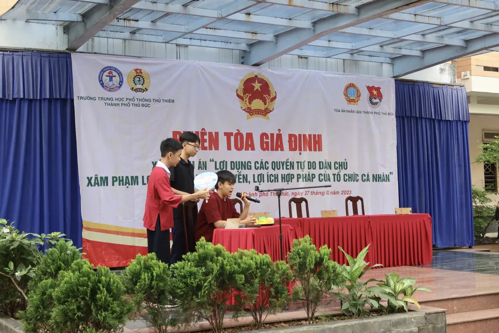 Các bạn học sinh diễn kịch trước khi phiên tòa giả định bắt đầu. Ảnh: TRẦN MINH Các bạn học sinh diễn kịch trước khi phiên tòa giả định bắt đầu. Ảnh: TRẦN MINH
