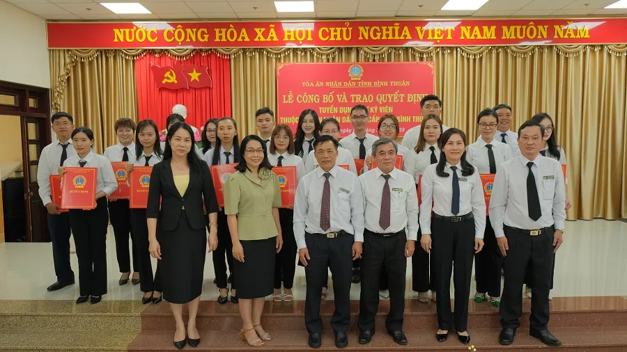 Lãnh đạo TAND tỉnh Bình Thuận trao quyết định tuyển dụng cho 18 thư ký viên. Ảnh: MINH CHUNG