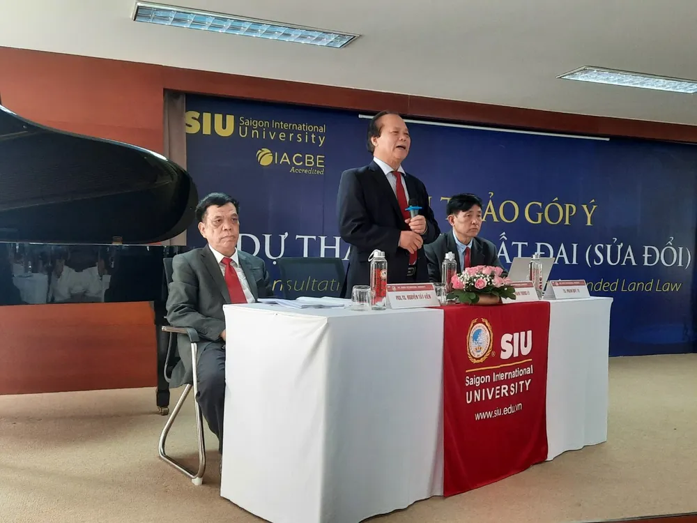Hội thảo góp ý Dự thảo Luật Đất đai (sửa đổi) do Trường ĐH Quốc tế Sài Gòn tổ chức có sự tham gia của rất nhiều nhà khoa học. Ảnh: MINH CHUNG