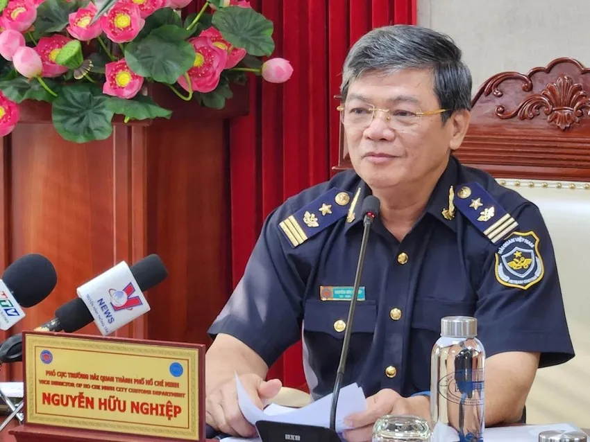 Ông Nguyễn Hữu Nghiệp, Phó Cục trưởng Cục Hải quan TP.HCM thông tin về vụ việc. Ảnh: TỰ SANG