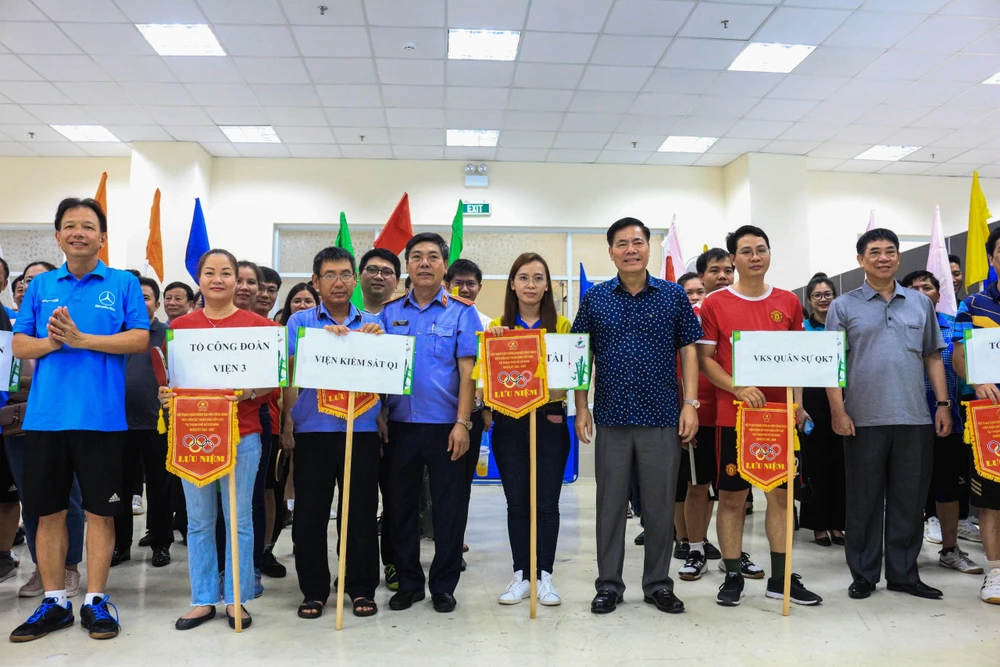 Ông Nguyễn Quang Dũng, Phó Viện trưởng VKSND Tối cao và ông Nguyễn Đình Trung (ngoài cùng, bên trái) cùng tham gia hội thao. Ảnh: THẾ GIANG