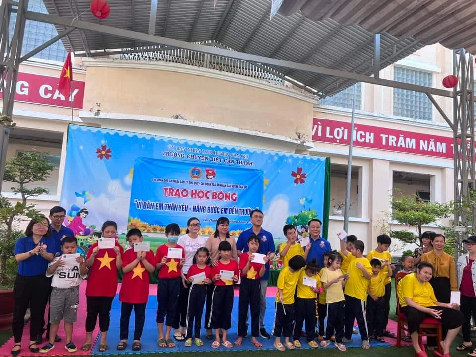 Trao học bổng “Vì đàn em thân yêu, nâng bước em đến trường” tại Trường chuyên biệt Cần Thạnh. Ảnh: THANH TRÍ/ TAND TP THỦ ĐỨC