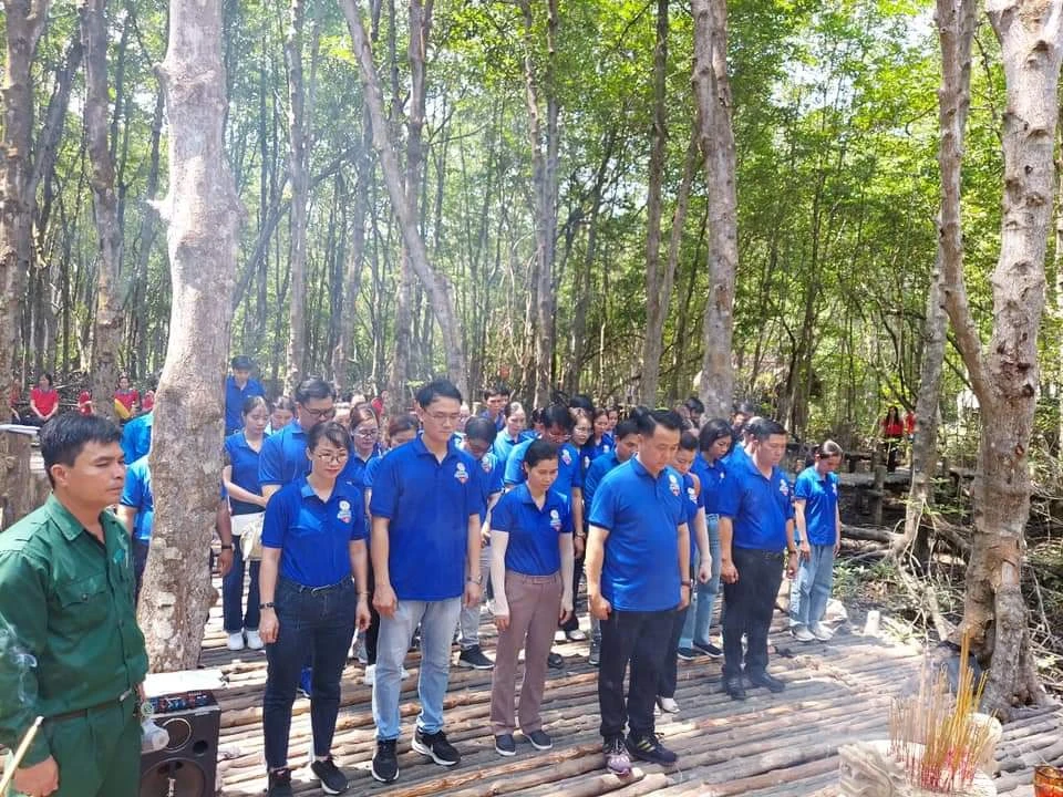 Chi đoàn đến thăm và thắp hương tại Khu Di tích lịch sử chiến khu Rừng Sác, huyện Cần Giờ. Ảnh: THANH TRÍ/TAND TP THỦ ĐỨC