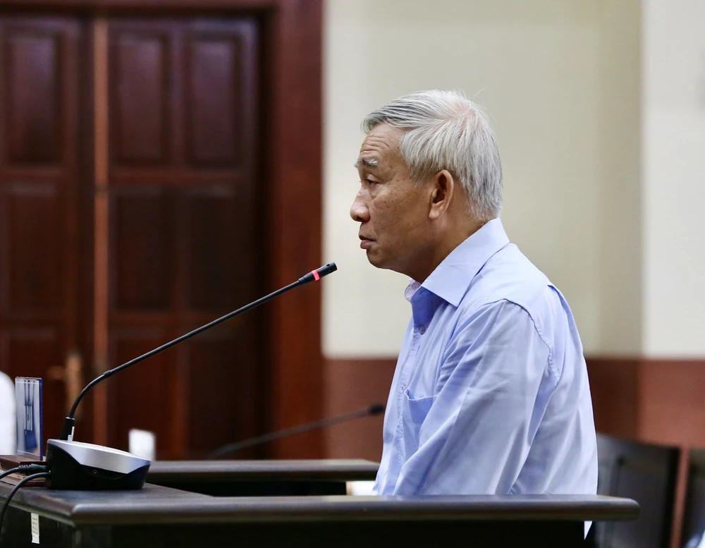 Bị cáo Phạm Văn Thông (cựu phó chánh Văn phòng Thành ủy). Ảnh: TRƯỜNG GIANG Bị cáo Phạm Văn Thông (cựu phó chánh Văn phòng Thành ủy). Ảnh: TRƯỜNG GIANG