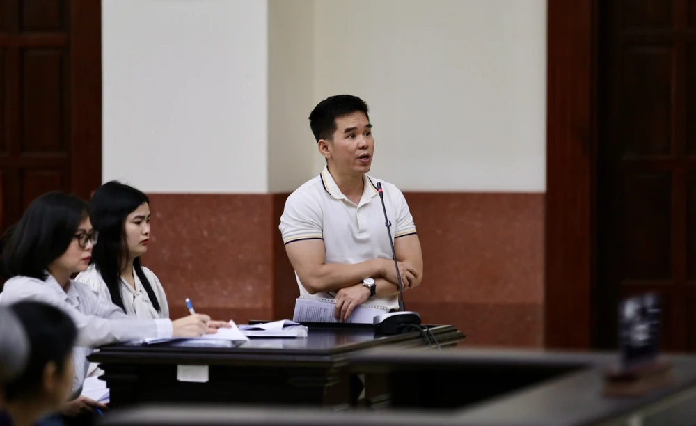 Đại diện Công ty Quốc Cường Gia Lai tại phiên tòa sáng nay (27-3). Ảnh: TRƯỜNG GIANG