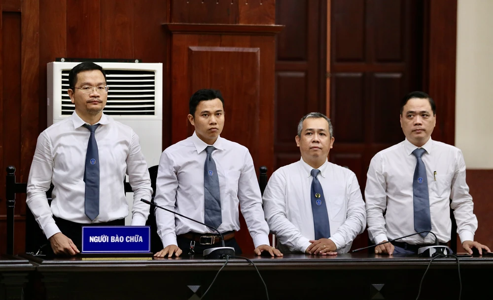 Các luật sư bào chữa cho các bị cáo nghe tuyên án vào sáng nay (3-4). Ảnh: TRƯỜNG GIANG