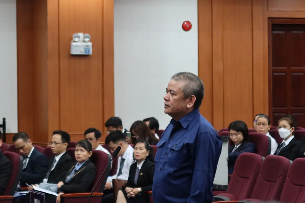 Bị cáo Ngô Văn Thụy (cựu cán bộ Cục Điều tra chống buôn lậu - Tổng cục Hải quan) tại phiên tòa sáng nay 5-4