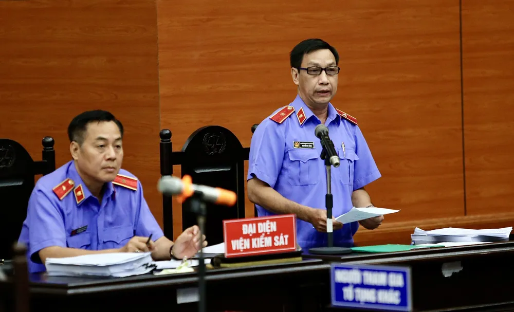 Đại diện VKSND Cấp cao tại TP.HCM đã lý giải vì sao lại quyết định rút kháng nghị đối với 15/28 bị cáo. Ảnh: TRƯỜNG GIANG