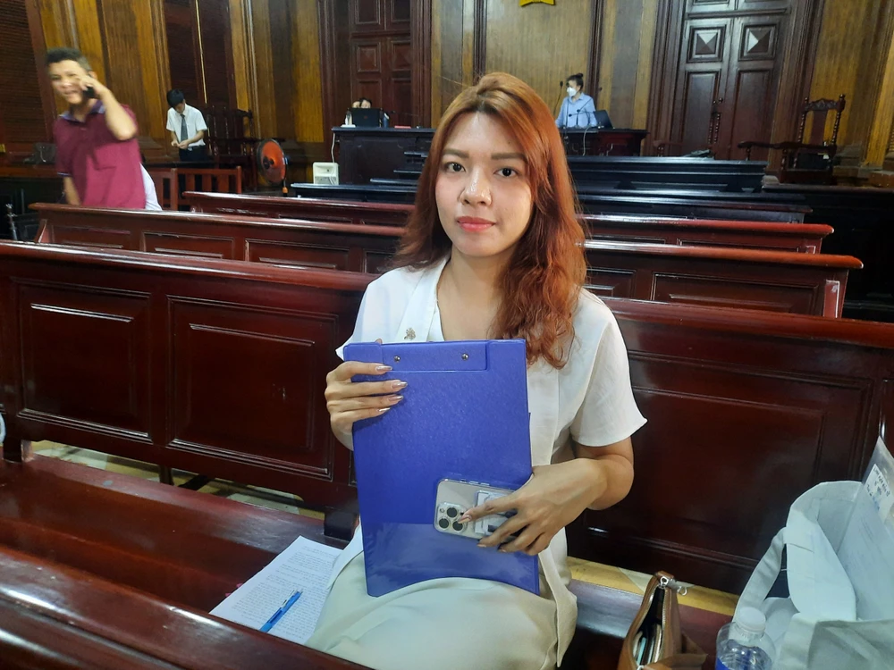 Đại diện Thủ Đức House tại phiên tòa sáng 13-6. Ảnh: MINH CHUNG