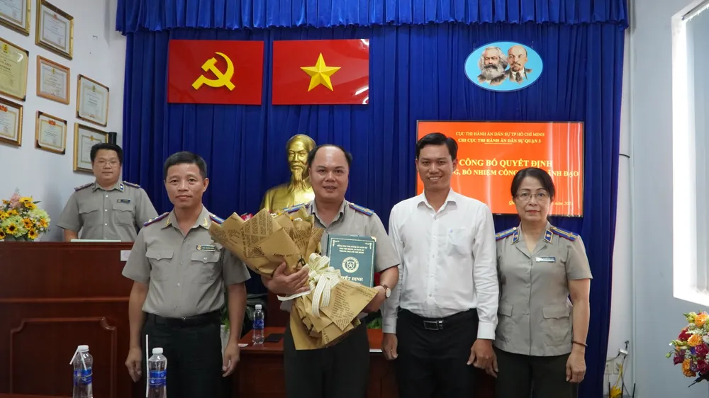 Ông Trần Duy Vân (cầm hoa) tại buổi lễ. Ảnh: Cục THADS TP.HCM