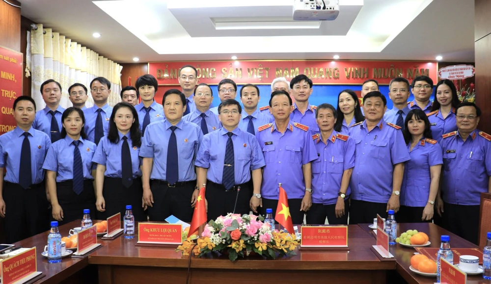 Viện Cấp cao 3 chụp hình lưu niệm cùng Đoàn đại biểu Viện KSND Tối cao Trung Quốc. Ảnh: DI LINH