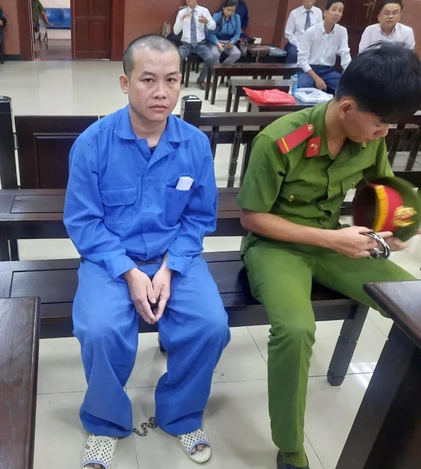 Bị cáo Phùng Văn Cu Em tại phiên tòa phúc thẩm sáng 25-10. Ảnh: MINH CHUNG phung-van-cu-em.jpg