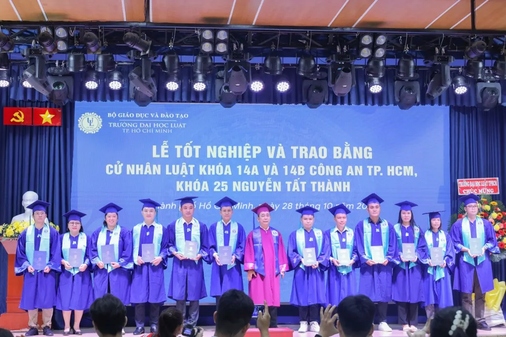 Các tân cử nhân luật hệ vừa học vừa làm nhận bằng tốt nghiệp. Ảnh: MC anh-nen-dh-luat-tphcm.jpg