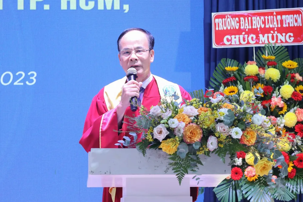 PGS-TS Vũ Văn Nhiêm phát biểu chúc mừng các tân cử nhân luật. Ảnh: MC pgs-ts-vu-van-nhiem.jpg