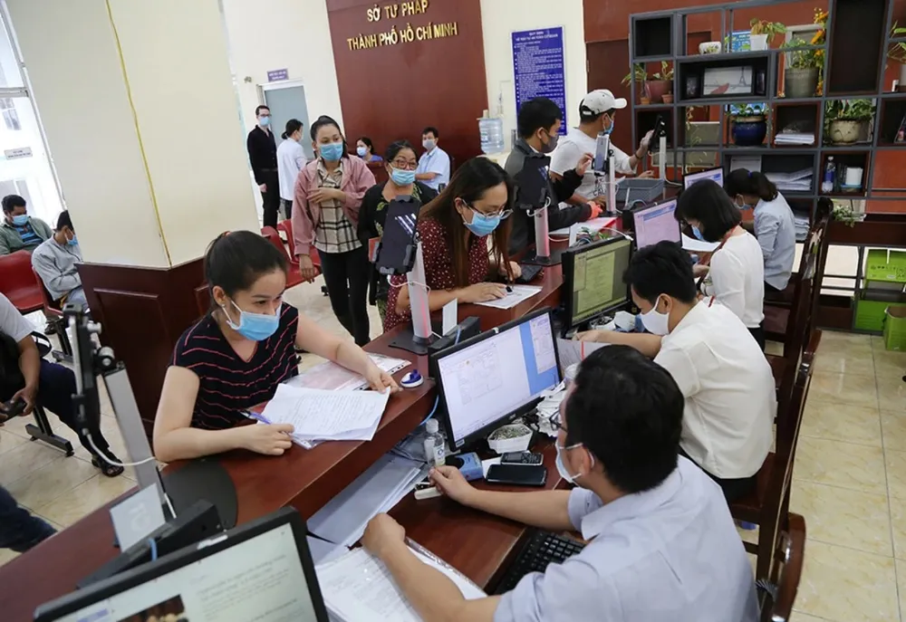 Người dân đến làm thủ tục tại Sở Tư pháp TP.HCM. Ảnh minh họa nguoi-dan-di-lam-phieu-lltp.jpg