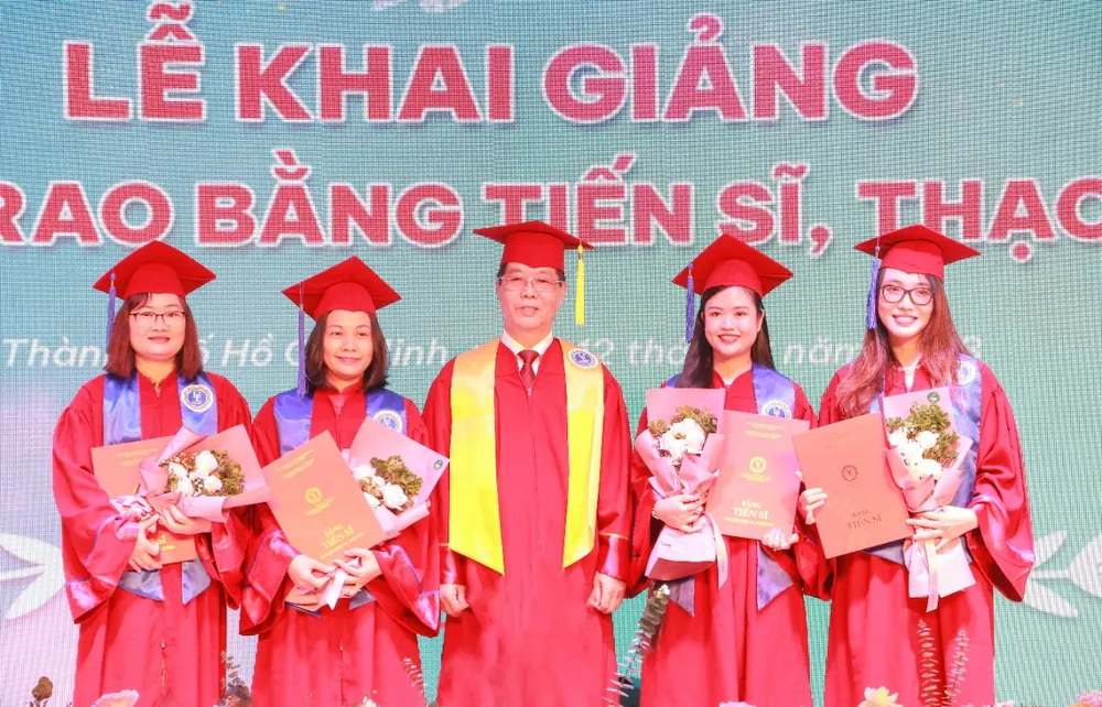 Các tân tiến sĩ của Trường ĐH Luật TP.HCM nhận bằng vào đầu năm 2023. Ảnh: MC dao-tao-tien-si-truong-dh-luat-tphcm.jpg