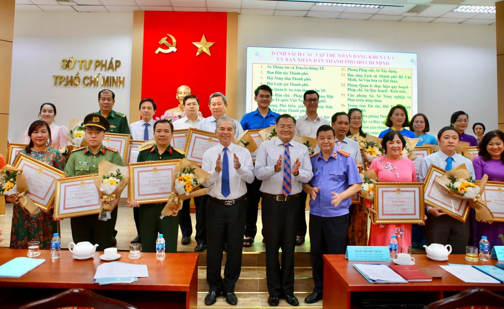 Các tập thể, cá nhân có thành tích xuất sắc trong tổ chức triển khai Ngày Pháp luật Việt Nam giai đoạn 2018-2023 được nhận bằng khen của Chủ tịch UBND TP.HCM. Ảnh: QUỲNH ANH ca-nhan-tap-the-xuat-sac-ngay-phap-luat-viet-nhan.jpg