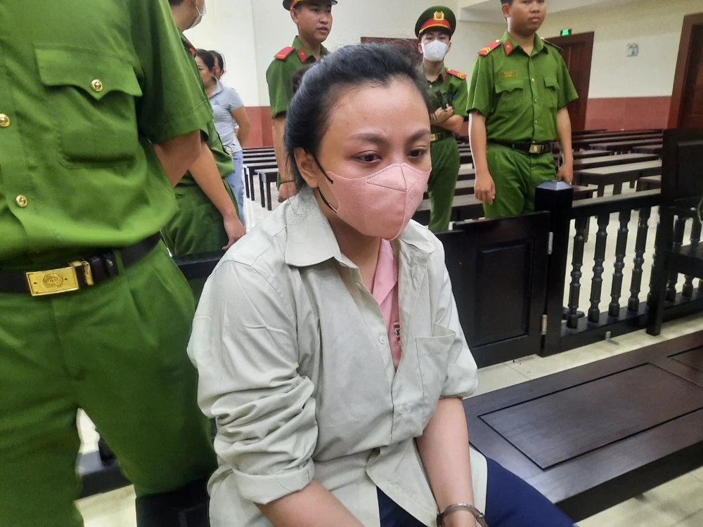 Bị cáo Võ Thùy Linh có mặt rất sớm để nghe tòa tuyên án. Ảnh: MINH CHUNG truy sát Quân 'xa lộ'